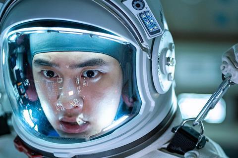 cinemadeinasia's tweet photo. Con "#TheMoon" consiguen meterte de lleno en el estrés de sobrevivir solo en el espacio con el tiempo y recursos limitados, lo cual acentuado con la interpretación de #DO, se convierte en una cinta de morderse las uñas y estar intranquilo en el sofá. La ambientación está lograda. https://t.co/sn15eqSAGX