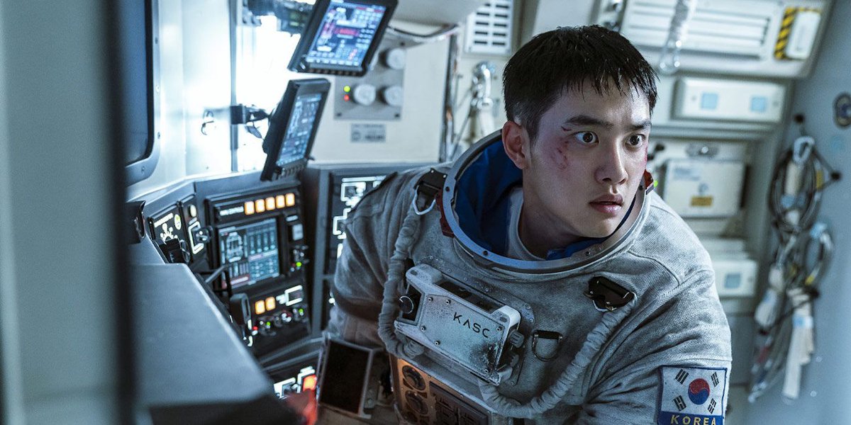 cinemadeinasia's tweet photo. Con "#TheMoon" consiguen meterte de lleno en el estrés de sobrevivir solo en el espacio con el tiempo y recursos limitados, lo cual acentuado con la interpretación de #DO, se convierte en una cinta de morderse las uñas y estar intranquilo en el sofá. La ambientación está lograda. https://t.co/sn15eqSAGX
