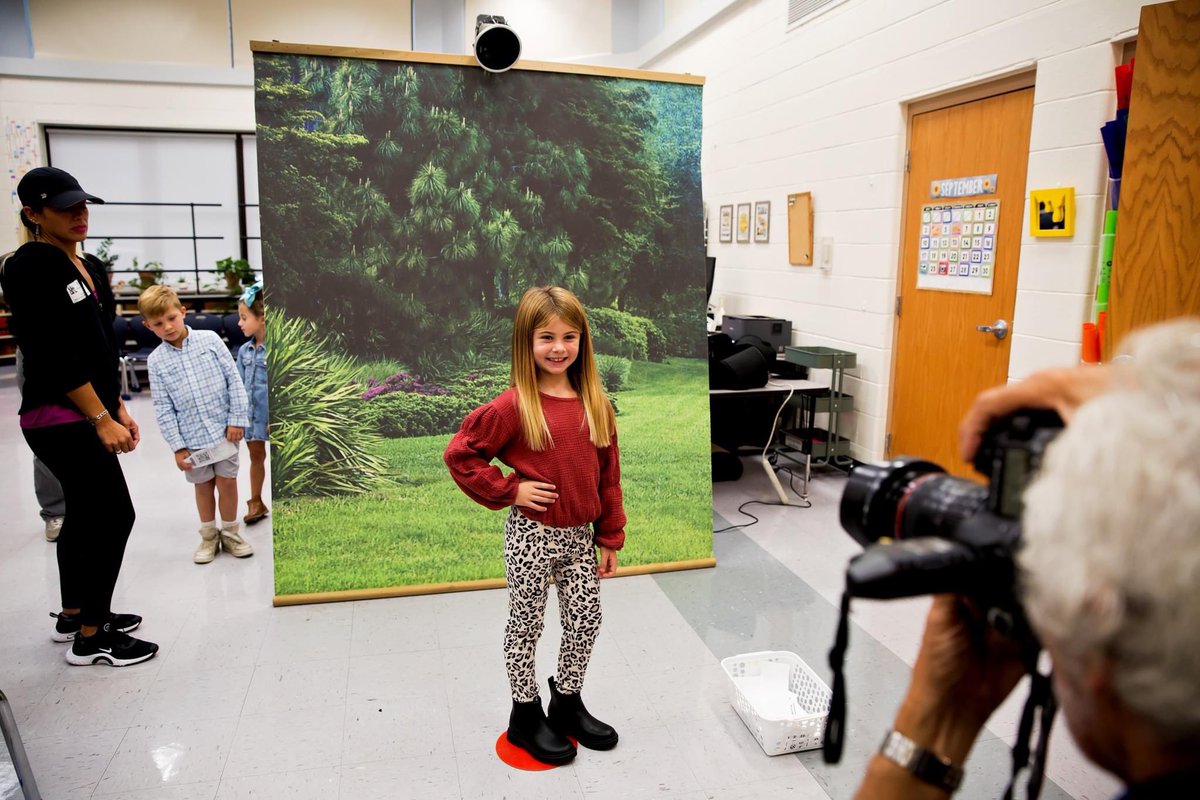 hubbard_pto's tweet photo. We may have been rained out and rescheduled, but Hubbard School was all smiles for an indoor picture day! Thank you to all of our volunteers for helping to keep the day running smooth. @Hubbard_School @RamseySchool https://t.co/bhDG63FU0t