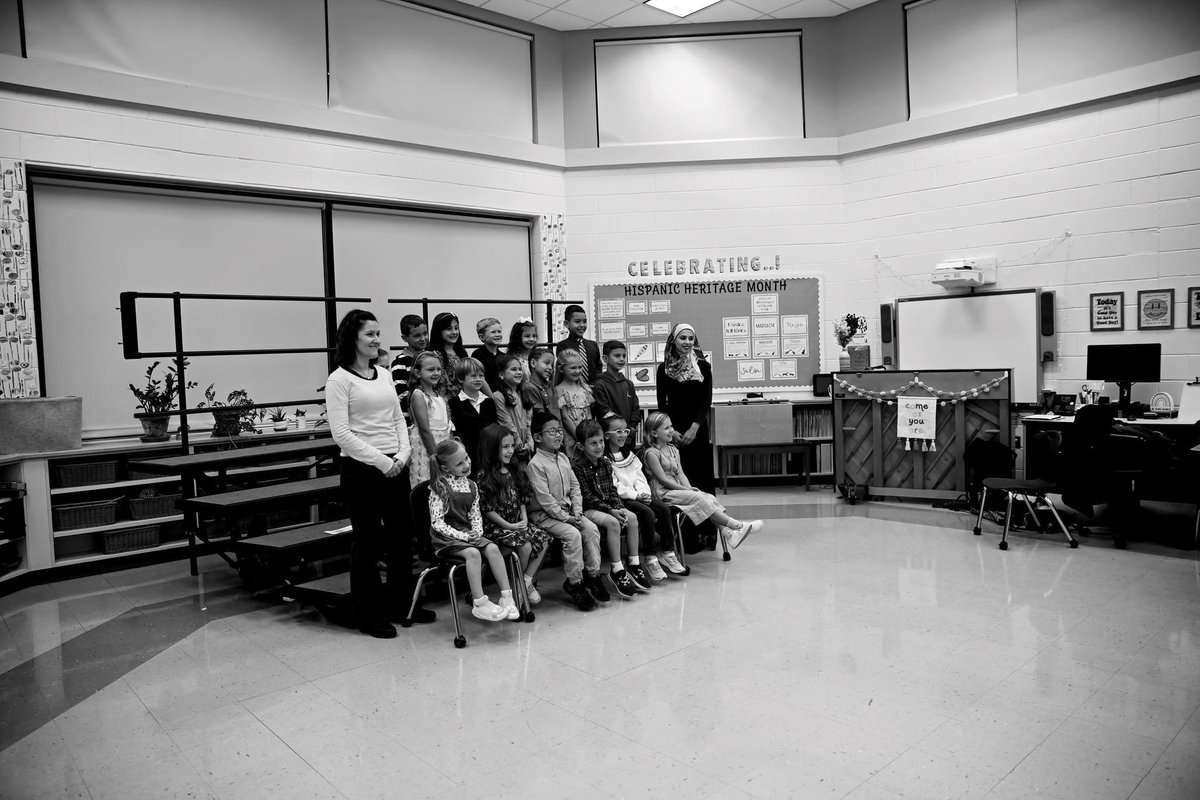 hubbard_pto's tweet photo. We may have been rained out and rescheduled, but Hubbard School was all smiles for an indoor picture day! Thank you to all of our volunteers for helping to keep the day running smooth. @Hubbard_School @RamseySchool https://t.co/bhDG63FU0t