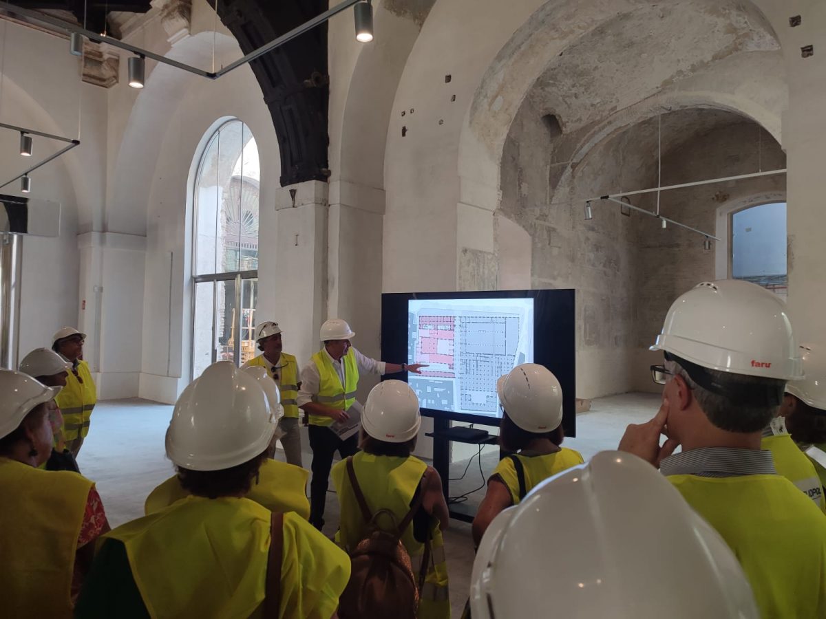 COASevilla's tweet photo. ◾Este lunes se han inaugurado las rutas guiadas de la  #XXSemArq de #Sevilla con la visita guiada a la Fábrica de Artillería de Sevilla y a la exposición de la XVI @bienal_BEAU.

#arquitectura #DíaMundialdelaArquitectura #DMA23 https://t.co/PEDnQzFoLF