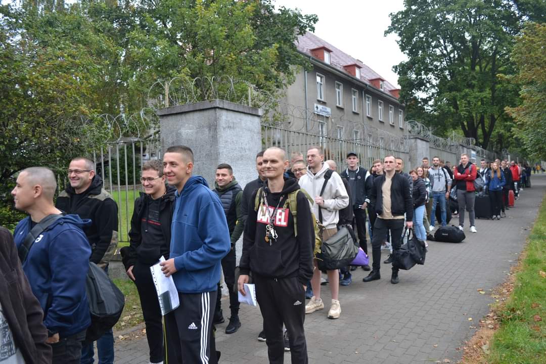 wcrkoszalin's tweet image. 👉Dziś na terenie całej Polski rusza kolejny turnus #DZSW
👉Elewom życzymy wytrwałości oraz siły charakteru podczas trwania szkolenia podstawowego 💪💪💪

#DolączDoNas! Razem stworzymy silną i zgraną drużynę! 

Zgłoś się na:
zostanzolnierzem.pl 

📷 #7BOW