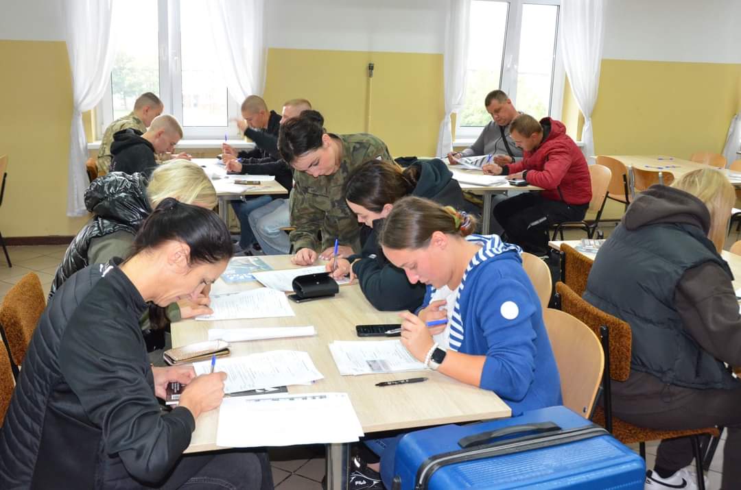 wcrkoszalin's tweet image. 👉Dziś na terenie całej Polski rusza kolejny turnus #DZSW
👉Elewom życzymy wytrwałości oraz siły charakteru podczas trwania szkolenia podstawowego 💪💪💪

#DolączDoNas! Razem stworzymy silną i zgraną drużynę! 

Zgłoś się na:
zostanzolnierzem.pl 

📷 #7BOW