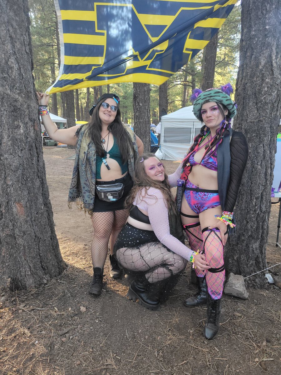 xxSleVin420xx's tweet photo. Day 2 #UrsaMajor #TheBestFuckingFestivalEverEVER
@ProbCause @Griz https://t.co/I0pY25wIsn