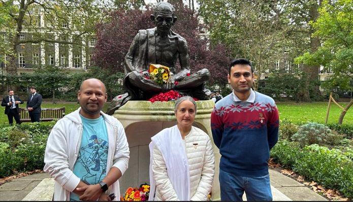 BrahmaKumarisUK's tweet photo. Today #BK team attended the birth anniversary celebration of #MahatmaGandhi organised by @HCI_London at Tavistock Square. 

GandhiJi was praised by attending dignitaries as the inspiration 4 non-violent movements making changes across the world. #AHISMA

@VDoraiswami @SamataCllr https://t.co/JOSPIB9YAx