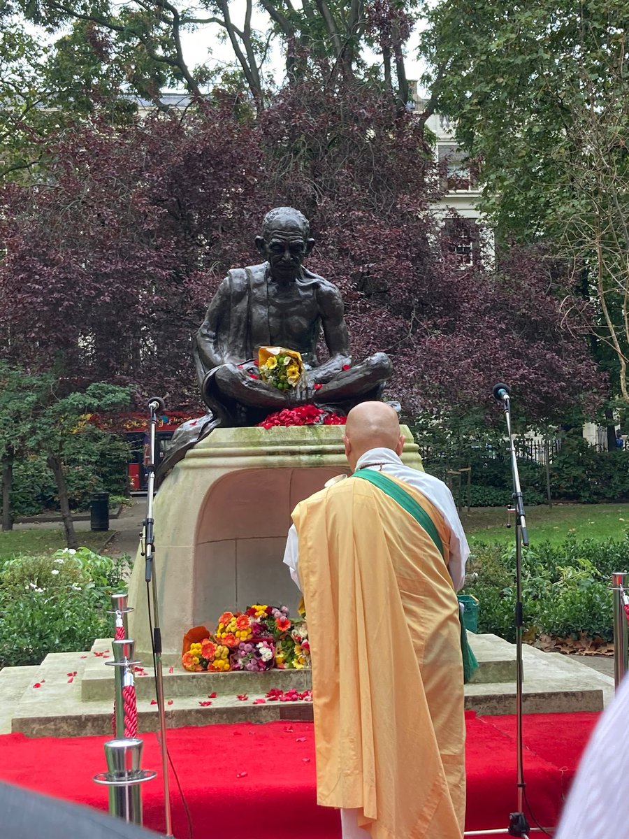 BrahmaKumarisUK's tweet photo. Today #BK team attended the birth anniversary celebration of #MahatmaGandhi organised by @HCI_London at Tavistock Square. 

GandhiJi was praised by attending dignitaries as the inspiration 4 non-violent movements making changes across the world. #AHISMA

@VDoraiswami @SamataCllr https://t.co/JOSPIB9YAx