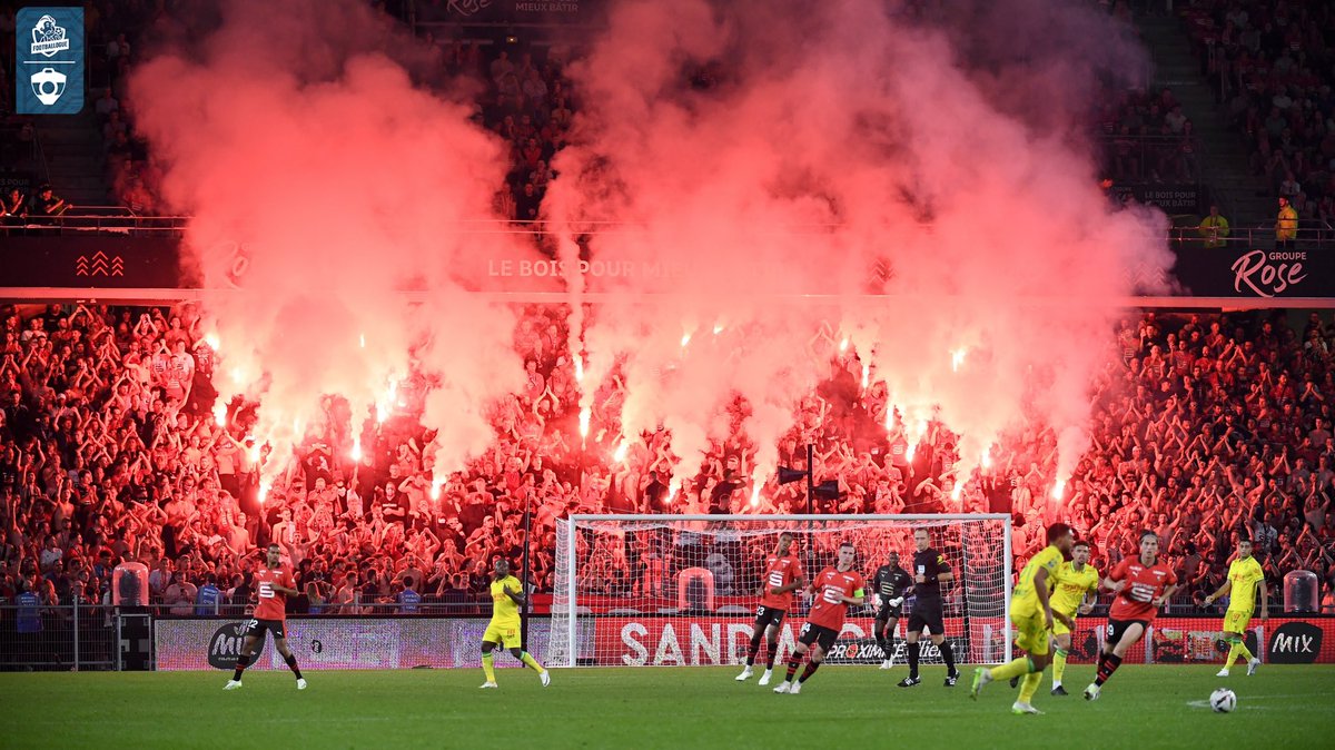 Footballogue's tweet photo. Témoignage d’une supportrice de Rennes qui a été victime d’attouchements sexuels💬

« On s’est installés sur des sièges debout, comme d’habitude. Ça arrive que des personnes se glissent derrière pour rester debout sur le béton, donc assez collées à nous finalement. Au début, rien à signaler, puis au moment du premier but de Benjamin Bourigeaud, le garçon derrière moi commence à être tactile avec moi. Il met sa main sur mon épaule, il était complètement bourré… 

Bon, je me sens mal à l’aise, mais je laisse passer. Après, le capo lance un bras dessus, bras dessous sur le «  Qui ne saute pas ». Mon copain est à ma gauche, le garçon à ma droite, et sa main descend de plus en plus vers mon sein. Mon copain a compris ce qu’il essayait de faire et il a tenté de remonter sa main avec son bras pour qu’il ne descende pas trop bas. 

Après ça, je me suis sentie vraiment mal à l’aise avec lui juste derrière moi, qui pouvait frôler mes fesses, sans parler des regards insistants sur moi. J’ai fini par me mettre à pleurer et échanger de place avec mon copain. Après ça, il était impossible de me concentrer sur le match, ni sur les chants, surtout qu’il y avait une autre fille devant lui, je n’ai pas pu m’empêcher de vérifier qu’il ne lui fasse rien pendant tout le match

Oui, j’ai eu peur, c’est surtout pour ça que je me suis mise à pleurer, et il a tout de suite essayé de me protéger. »

(So Foot)