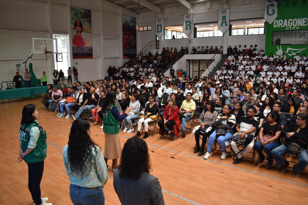 UTFVoficial's tweet photo. Iniciamos con en Curso de Inducción a Alumnos de Nuevo Ingreso de la #UTFV en compañía de padres de familia. La cercanía con las familias es fundamental para lograr comunicación abierta y una exitosa carrera universitaria de nuestros estudiantes. #SomosDragones #SomosUTFV https://t.co/NaXzKrBKs4