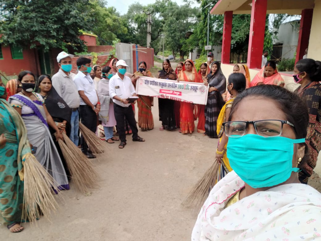 PrasannKumar12's tweet photo. Helping our community and contributing to help and change the environment around us for the better on 1st Oct in an awareness campaign स्वच्छता ही सेवा in Nutan CLF,Sondihra,Sheosagar with BPM,Staffs, Cadres and Jeevika Didi's https://t.co/YQ4kjiNNU3