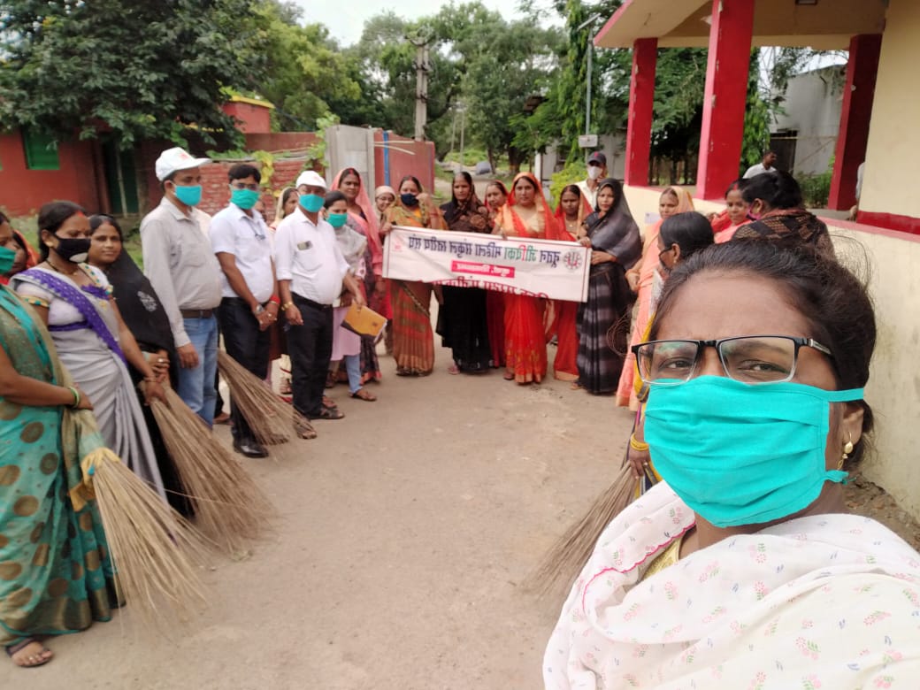 PrasannKumar12's tweet photo. Helping our community and contributing to help and change the environment around us for the better on 1st Oct in an awareness campaign स्वच्छता ही सेवा in Nutan CLF,Sondihra,Sheosagar with BPM,Staffs, Cadres and Jeevika Didi's https://t.co/YQ4kjiNNU3