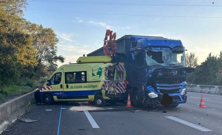 Gendarmerie_026's tweet photo. Parce que des images parlent souvent mieux que de longs discours...Ce soir sur l'#A7...illustration de ce que peut causer une simple seconde d'inattention. Pas de blessé. Une chance. ⚠️Patrouilleurs @VINCIAutoroutes et #gendarmes #edsr26 exposent leurs vies pour votre #sécurité https://t.co/bSXSoDvD4o