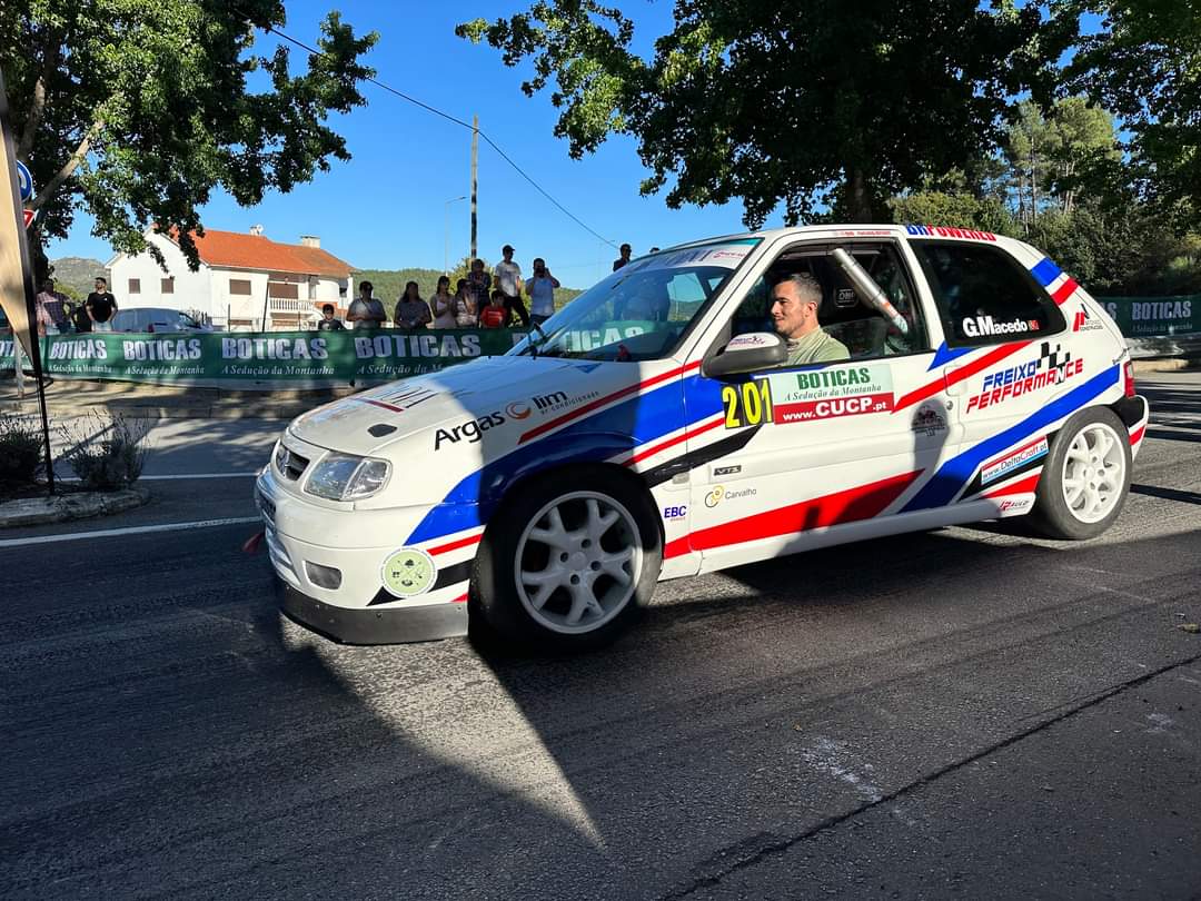 Forte é quem, depois de tanto perder, reergue-se e segue lutando...          Ayrton Senna