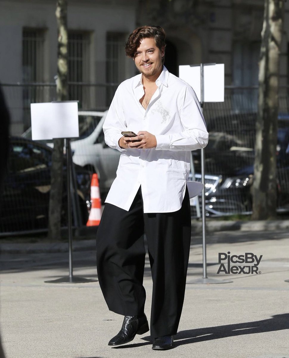 ColsprUpdatesFR's tweet image. #PHOTO | @colesprouse se rendant au défilé @StellaMcCartney à Paris lors de #FashionWeek (02/10) - Photo via le compte Instagram de « Picsbyalexjr »