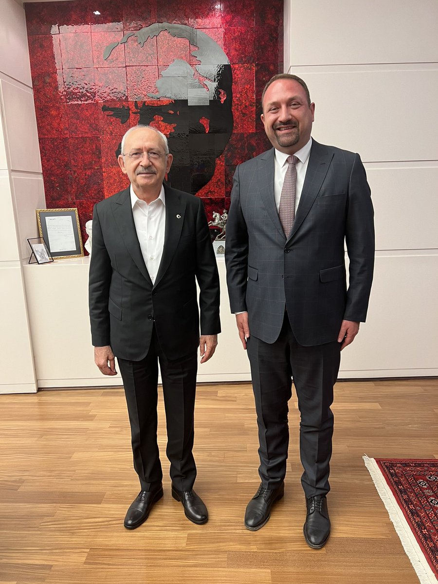 Sayın Genel Başkanımız Kemal Kılıçdaroğlu’nu CHP Genel Merkezindeki makamında ziyaret ettim. Türkiye ve İzmir gündemindeki konuları istişare ettik. İzmirlilere ve Çiğlililere selamlarını iletti…
