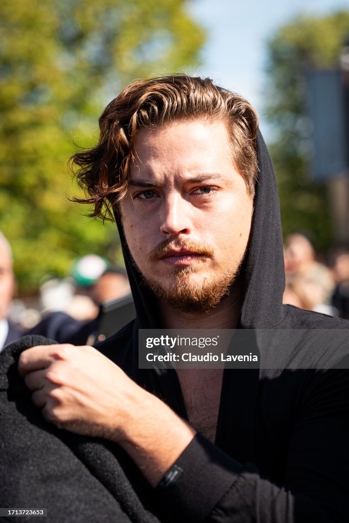 ColsprUpdatesFR's tweet image. #PHOTOS I @colesprouse au défilé Balenciaga lors de la #FashionWeek  (01/10)