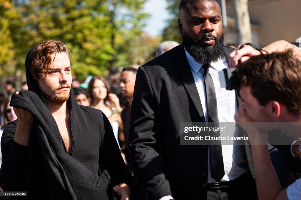 ColsprUpdatesFR's tweet image. #PHOTOS I @colesprouse au défilé Balenciaga lors de la #FashionWeek  (01/10)