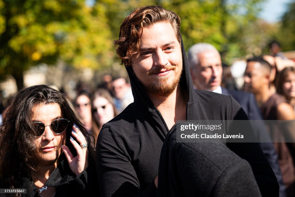 ColsprUpdatesFR's tweet image. #PHOTOS I @colesprouse au défilé Balenciaga lors de la #FashionWeek  (01/10)