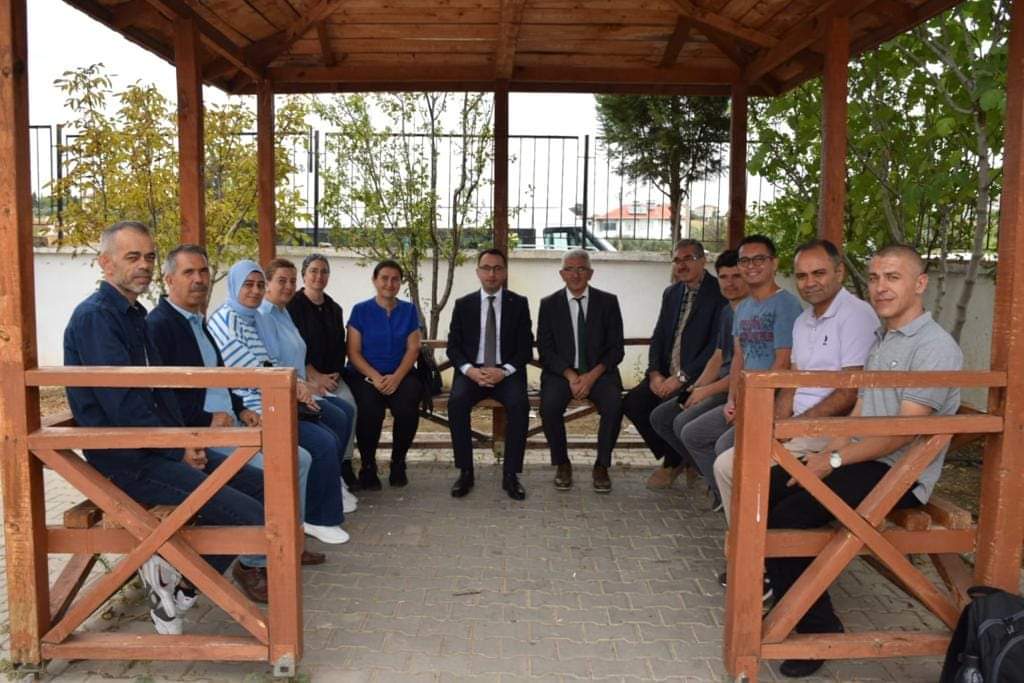 koprubasimem's tweet photo. Kaymakamımız Sn. Görkem NALÇACI Köprübaşı Anadolu Lisesi ve Atatürk İlkokulu'nu ziyaret ederek öğretmen ve öğrencilerimizle bir araya gelen   Sayın Kaymakamımız özverili çalışmaları nedeniyle İlçe Millî Eğitim Müdürü Mustafa Kanmaz’ a ve Öğretmenlerimize teşekkür etti. https://t.co/VIeLVTdSqQ