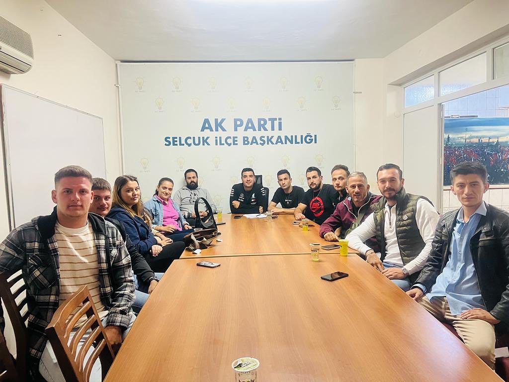 GenclikSelcuk's tweet photo. Ak Parti Selçuk İlçe Gençlik kolları başkanımız Sn. @kaanyis ‘ın başkanlığında Ekim ayının ilk toplantısını gerçekleştirdik. Hayırlara vesile olsun.. 🙏🏻 https://t.co/4jLkNFOV5B