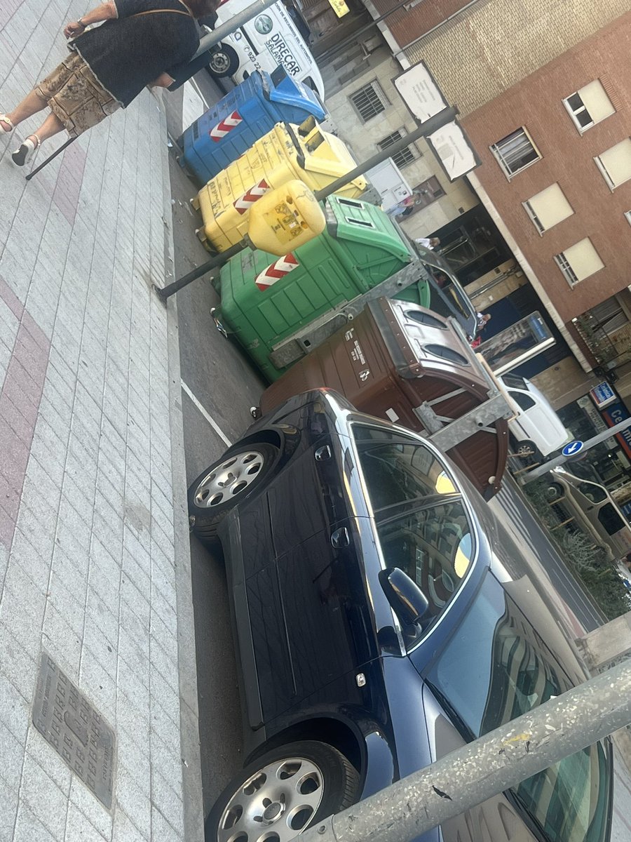 pitukyy's tweet photo. @aytoSalamanca Estamos todos de acuerdo en la importancia del reciclaje pero desde que instalaron el contenedor de orgánicos en la Calle Wellington el olor es nauseabundo a cualquier hora del día. https://t.co/cKUUKxq7Oc
