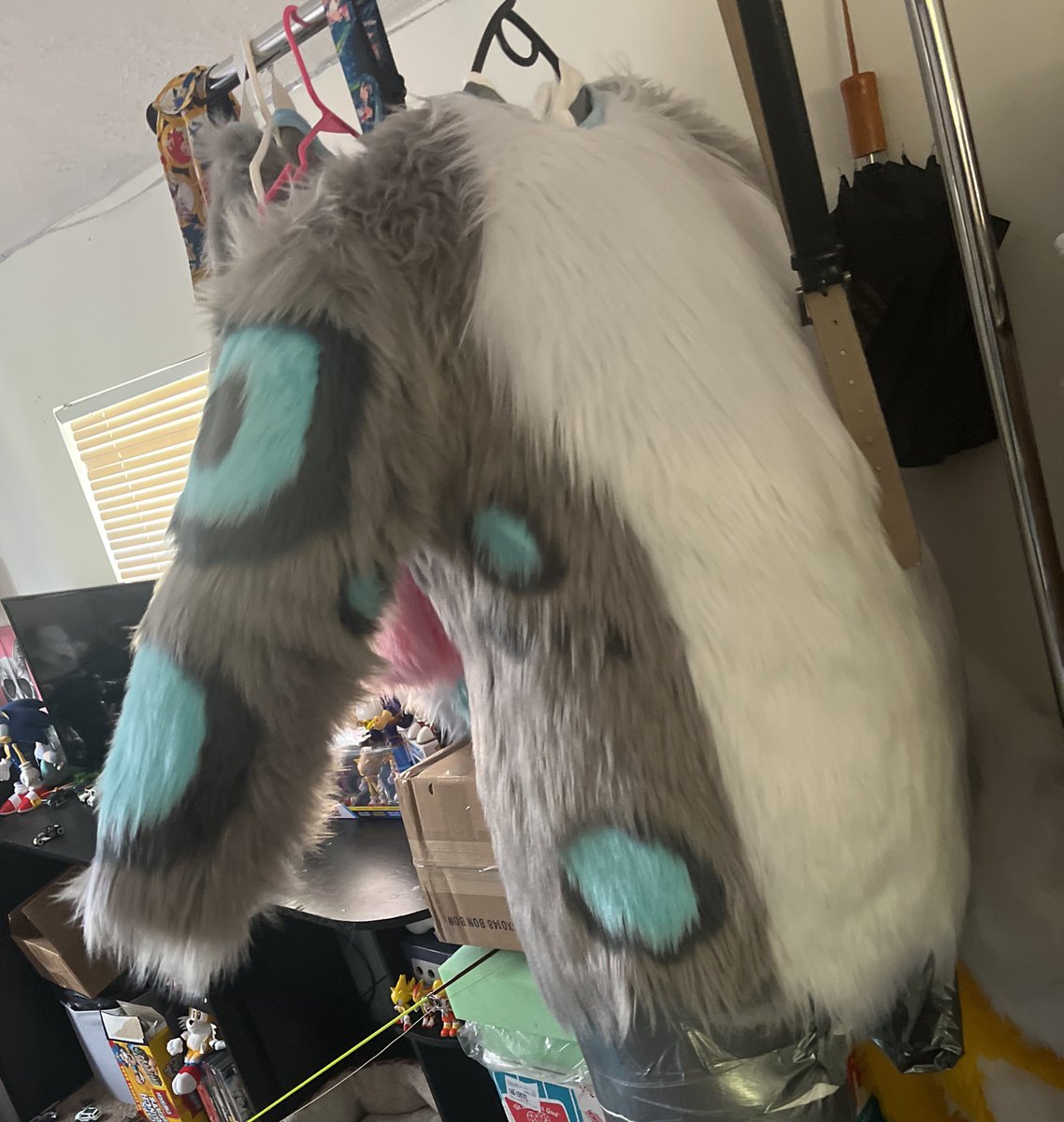WIP of Quattro’s bodysuit! Most of the spots were machine sewn but some are also hand sewn! 
Gonna look so cool once it’s all together 🩵

#fursuit #fursuitmaker