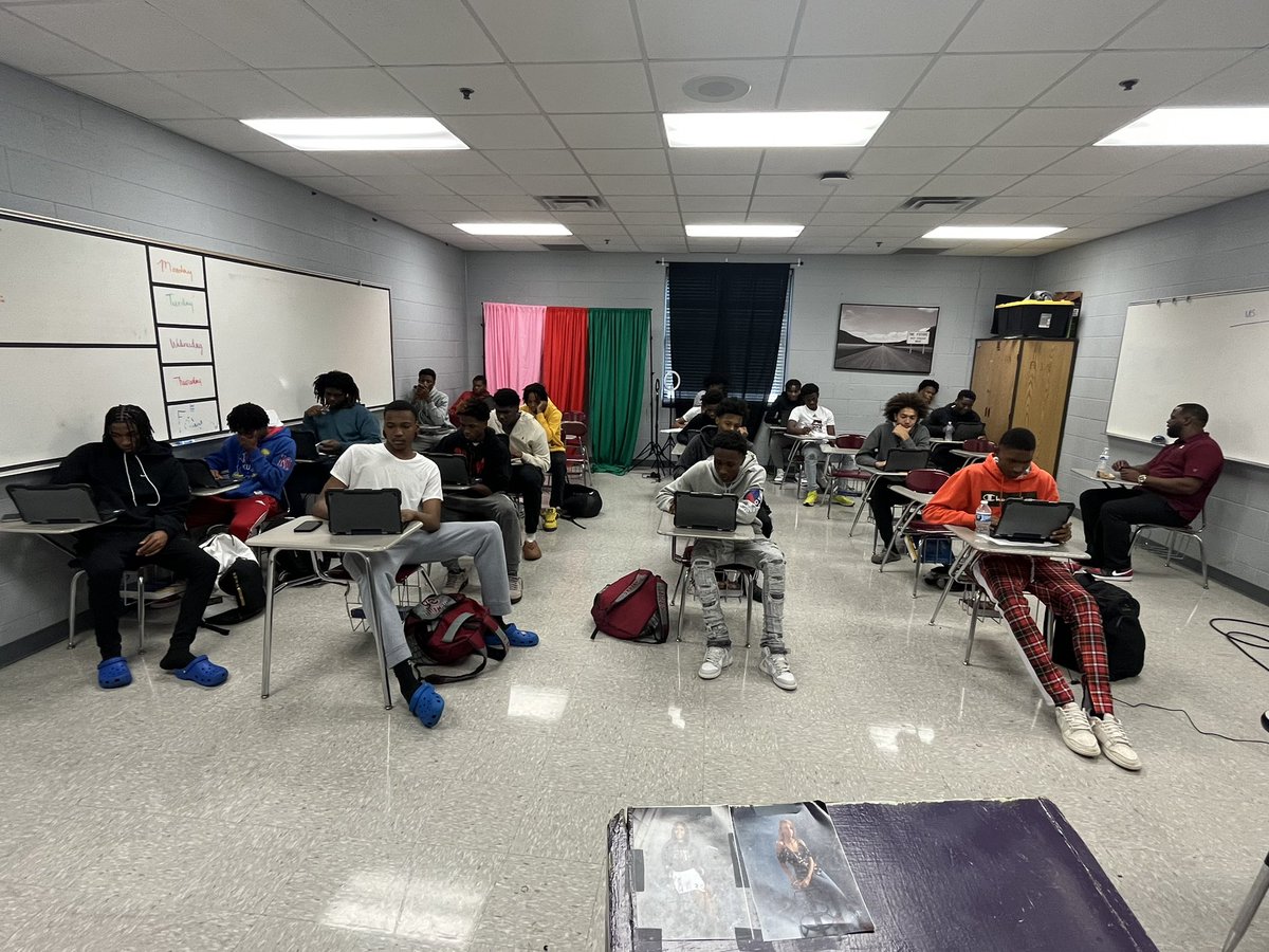 Horn_Lake_MBB's tweet image. Hard work in the classroom yields rewards on the court ‼️

Welcome to the Lake🦅

Thank you to the boys basketball booster club and our sponsors
#bestboosterclubever‼️