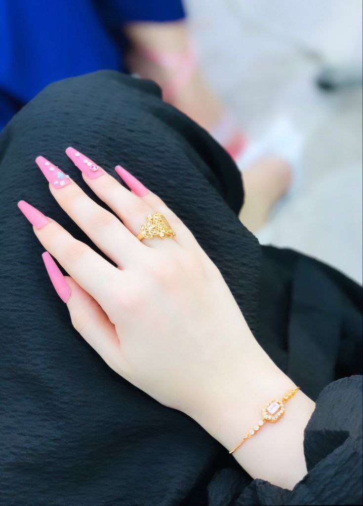 أنا الذي كادتِ الايامُ تكسِرُني لكنَ صبّري على الايامِ غلابُ