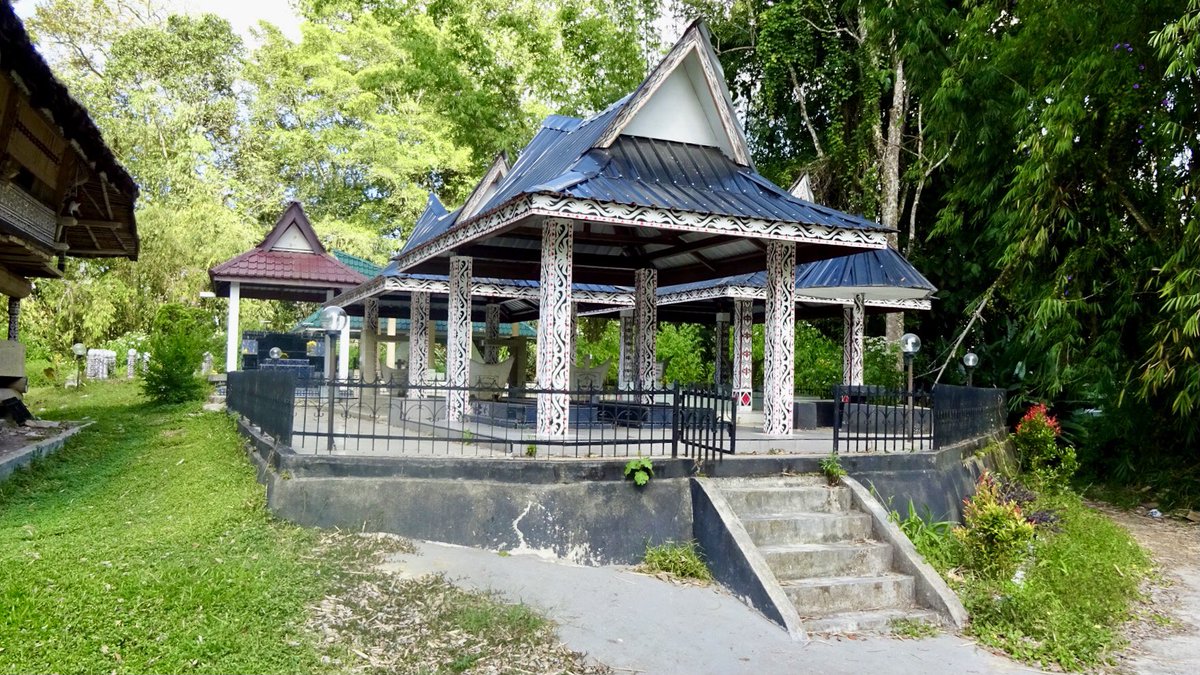 Davestravelworl's tweet photo. Traditional Long Houses, King Purba Palace, Pematan Purba, near Lake Toba, Sumatra, Indonesia #laketobasumatra #longhouse #kingpurbapalace #pematanpurba #sumatraindonesia #travelblog #bloggershutrt #theclqrt  #bloggersdreamrt #bloggerstribe @bloggershut @_teamblogger #teamblogger https://t.co/BlTZcqRiDX