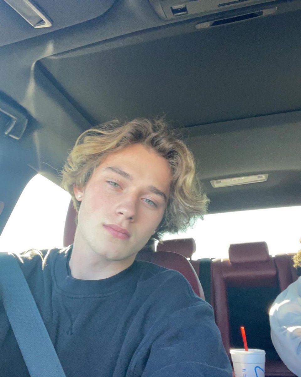 flamwss's tweet photo. 𝐂orrente de apresentação.   

𝐍ome : sabo.
𝐈dade : 23 anos.
𝐔ma música : 505, arctic monkeys.
𝐒exualidade : bi.
𝐒tatus : solteiro.
𝐂or favorita ᎓ azul e preto.
𝐀ltura : 1.87. https://t.co/yU94aDUMYm