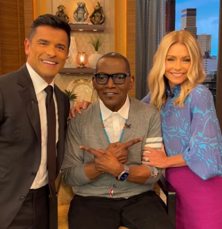 dlwright0622's tweet photo. Is Randy Jackson alright? Is it normal for the guest to already be sitting? Anyone else feel like something was off with him? #LiveWithKelly #RandyJackson #NameThatTune #KellyRipa #LiveWithKellyAndMark https://t.co/hKTeg63och