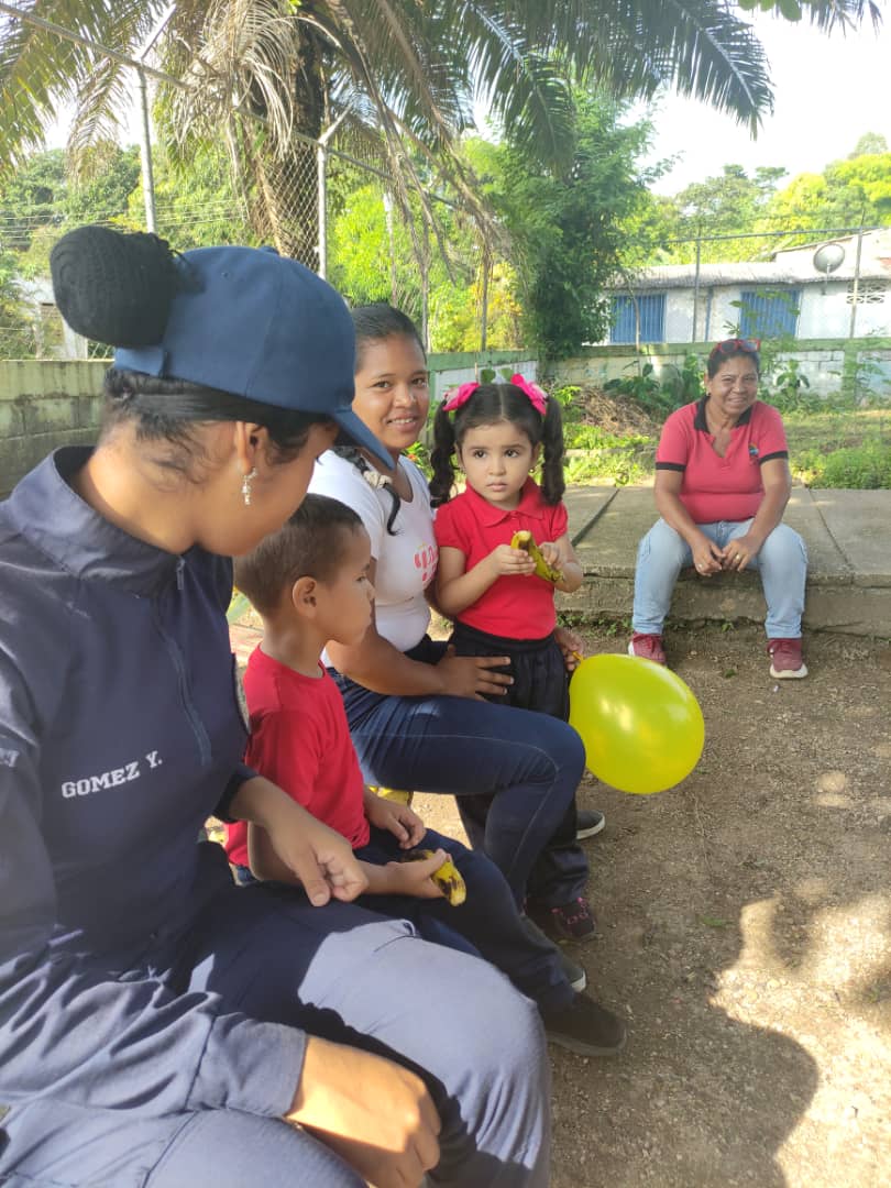 👮¡Feliz inicio de clases¡

En el estado Cojedes la <a href="/PNBVzla/">Cuerpo de Policía Nacional Bolivariana.</a> se encuentra presente en las Instituciones Educativas, en el desarrollo del Plan el Policía Va a la Escuela, dirigiéndose a la E.B Puente Azul, con el fin de garantizar la seguridad a los niños y niñas de la patria.