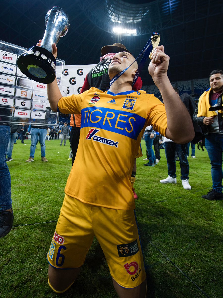 TigresOficial's tweet photo. ���🐯👏🏻 ¡Gracias por tantas batallas a nuestro lado, por tu garra y entrega defendiendo nuestra camiseta y por convertirte en una leyenda de Tigres!

💛 Éxito en todo lo que venga, nosotros así te recordaremos siempre, 'Pechu' querido. https://t.co/30kkDOX8tf
