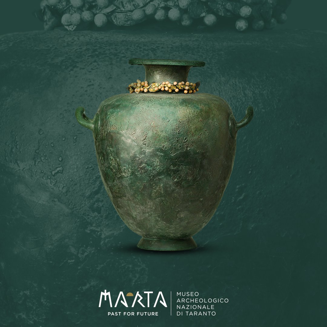 🏺Urna cineraria
Seconda metà del IV sec. a.C.
Scopri la bellezza e la simbologia di questo reperto al Museo Archeologico Nazionale di Taranto. ✨