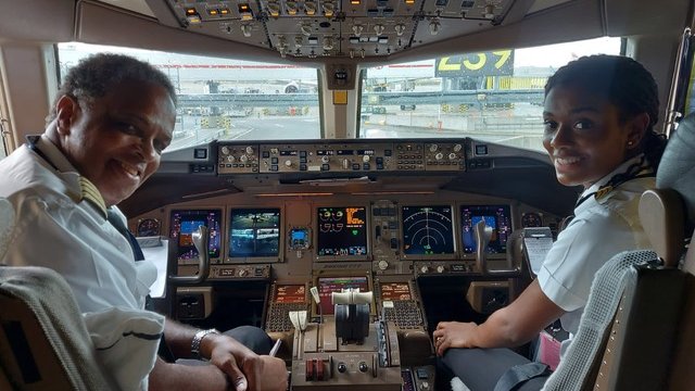 AirCanadaPilots's tweet photo. Air Canada Captain Orrett Williams and his daughter First Officer Zoey Williams share the flight deck for the first time as a father-daughter flight crew on AC857 from London to Toronto. Congratulations Williams family on this memorable flight!🛫🇬🇧🇨🇦🛬 #FatherDaughter https://t.co/fadUtwbQPz