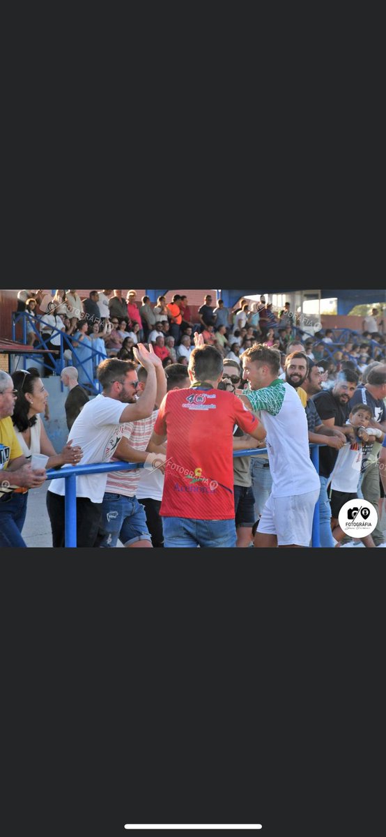 No es sólo la alegría de meter gol, es tb por ver cómo lo ven la gente que quieres que lo vean, acordarte q están ahí con la emoción y euforia en el cuerpo y poder darles un abrazo..