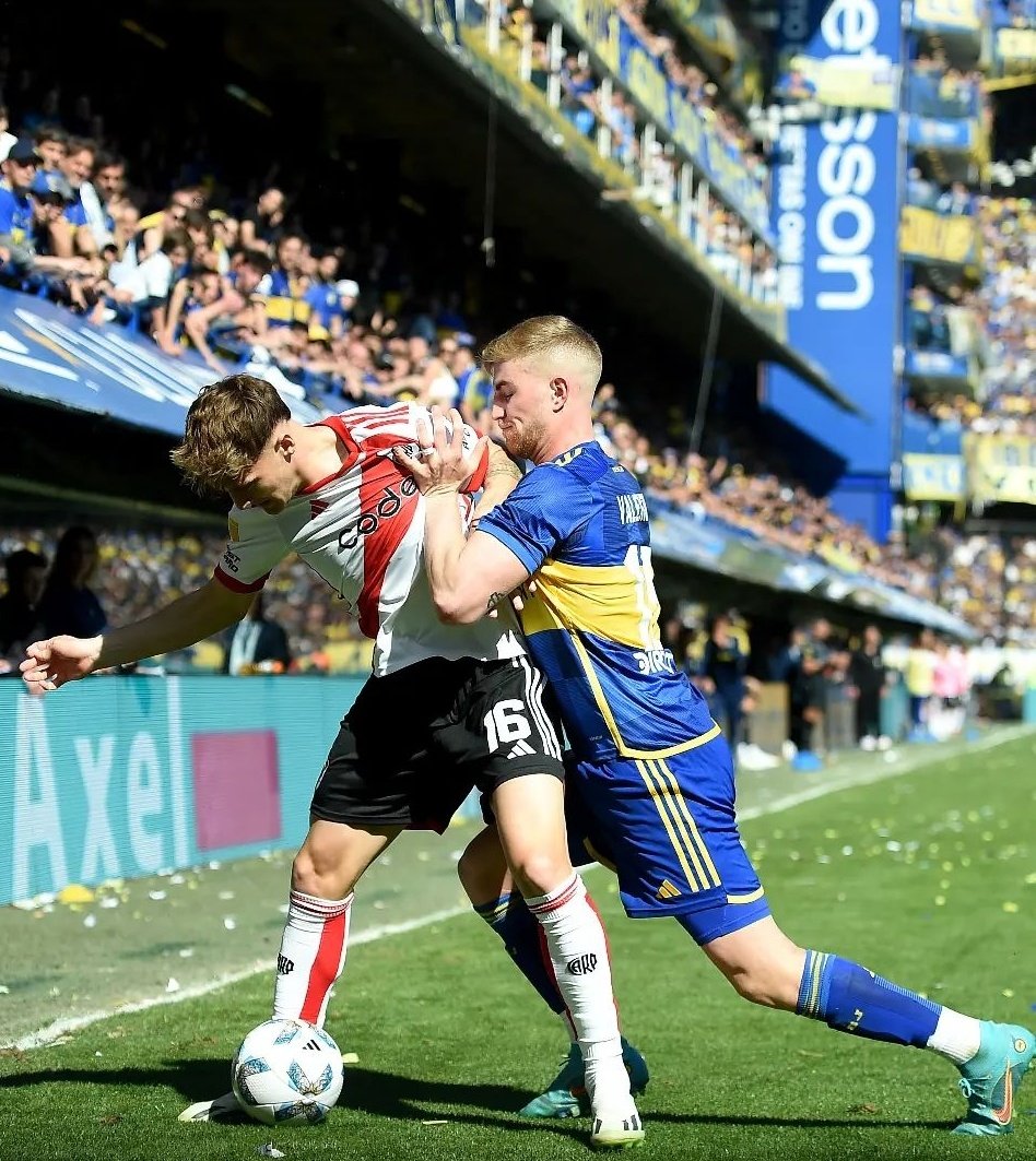 Dos bosteros en La Bombonera.

Uno con huevos para representar los colores. El otro prefirió la plata.