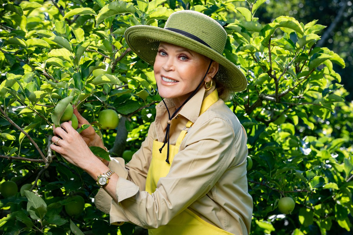 HopeFragrances's tweet photo. Amidst the golden hues of fall, our founder cherishes the yearly tradition of apple picking. As we embrace the season's fragrant charm, we'd love to know – what's your cherished autumn activity? Share your favorites with us &amp; let's celebrate the scents of the season together! https://t.co/2R6UICqRS0