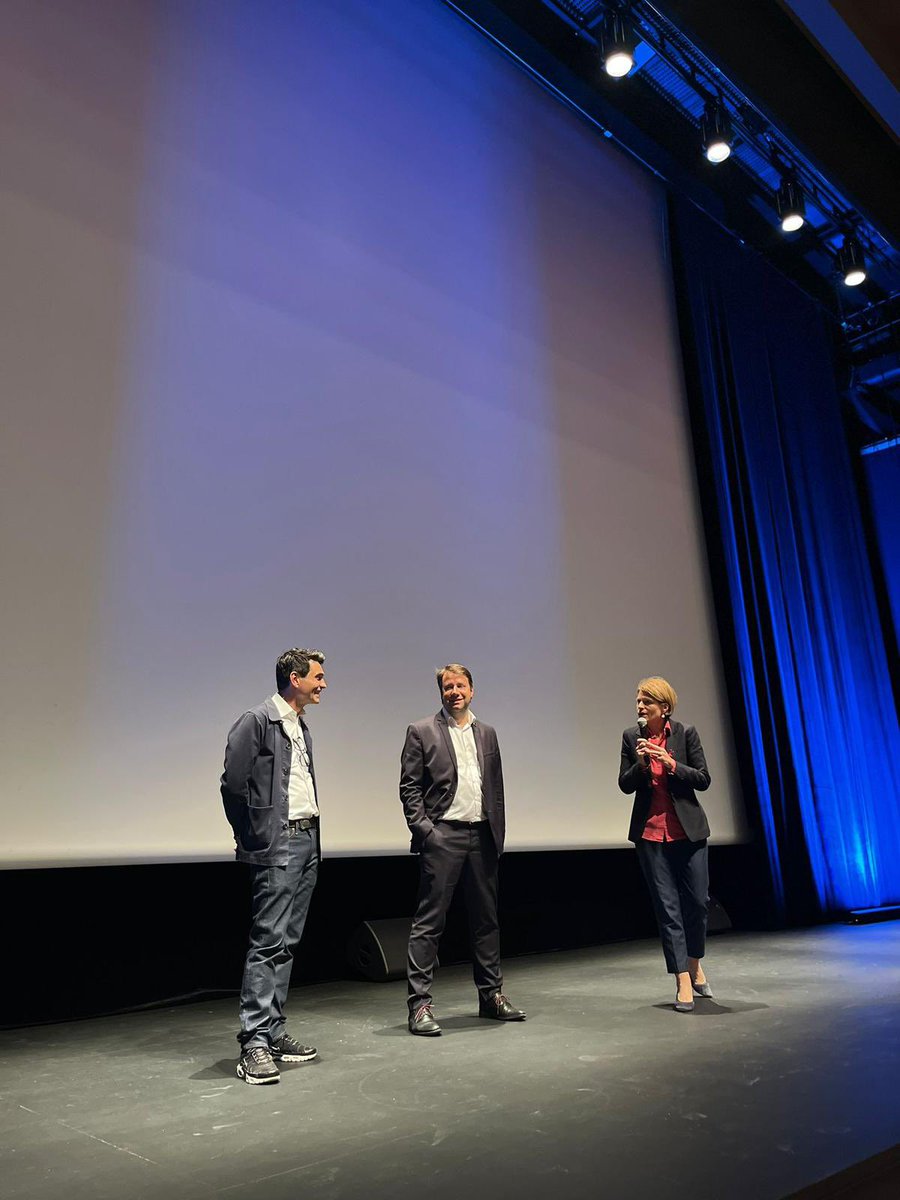 Ce soir, aux côtés d’<a href="/ilecallennec/">Isabelle Le Callennec</a>, de <a href="/Beatrice__Mace/">Béatrice Macé</a> et des habitants de Vitré Communauté, j’ai découvert les tous premiers épisodes de la nouvelle série DETER. 

La mise en ligne officielle, c’est ce mardi et je peux déjà vous dire que vous passerez un excellent moment !