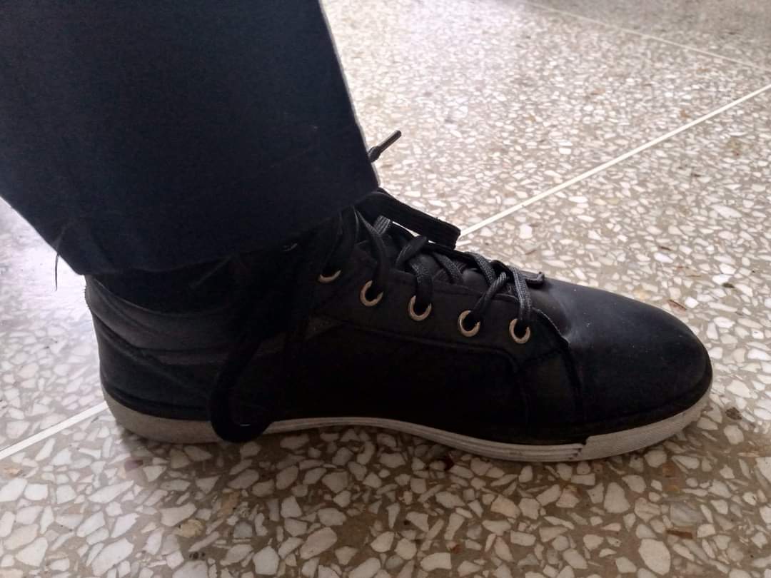 #LlegaronLasClases y no dejaron entrar a mi hijo al colegio por estos zapatos. Coartar el derecho a la educación y la seguridad debería ser sancionado con severidad. Ayúdame a difundir por favor. UE nuestra señora de l Mercedes av Andrés Bello. Ya basta <a href="/TarekWiliamSaab/">Tarek William Saab</a>
