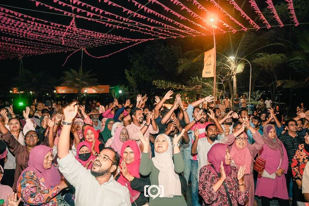Maaniu18's tweet photo. ކުރީގެ ރައީސް ، އަބްދުﷲޔާމީން އަބްދުލްގައްޔޫމް @prz_ymn މިނިވަން ކުރުމަށް ގޮވާލައި އެމަނިކުފާނުގެ ގެކޮޅު ކައިރިއަށް އިދިކޮޅު ސަޕޯޓަރުން އެއްވިއްޖެ !
#FreePresidentYameen #HaramHukum #IndiaOut #IbuOut https://t.co/ZyhqHMD80R