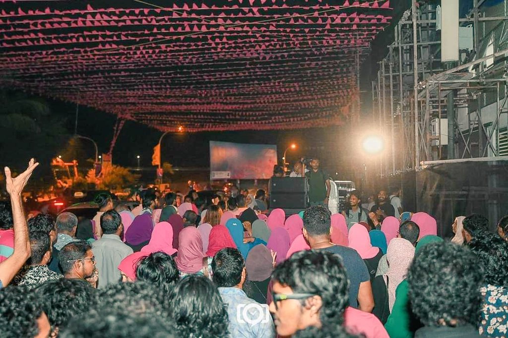 Maaniu18's tweet photo. ކުރީގެ ރައީސް ، އަބްދުﷲޔާމީން އަބްދުލްގައްޔޫމް @prz_ymn މިނިވަން ކުރުމަށް ގޮވާލައި އެމަނިކުފާނުގެ ގެކޮޅު ކައިރިއަށް އިދިކޮޅު ސަޕޯޓަރުން އެއްވިއްޖެ !
#FreePresidentYameen #HaramHukum #IndiaOut #IbuOut https://t.co/ZyhqHMD80R