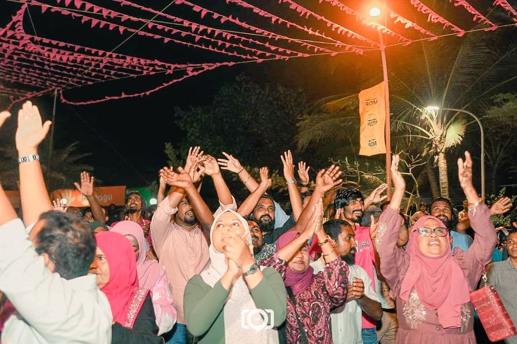 Maaniu18's tweet photo. ކުރީގެ ރައީސް ، އަބްދުﷲޔާމީން އަބްދުލްގައްޔޫމް @prz_ymn މިނިވަން ކުރުމަށް ގޮވާލައި އެމަނިކުފާނުގެ ގެކޮޅު ކައިރިއަށް އިދިކޮޅު ސަޕޯޓަރުން އެއްވިއްޖެ !
#FreePresidentYameen #HaramHukum #IndiaOut #IbuOut https://t.co/ZyhqHMD80R