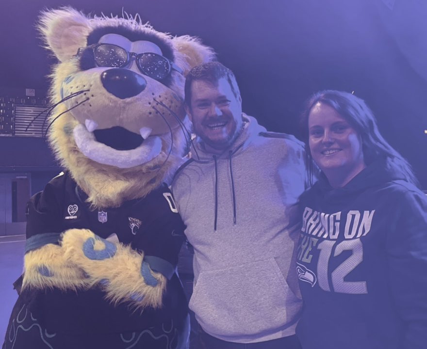 __Emily__96's tweet photo. I may be a Seahawks fan and @BlitzTheSeahawk is 100% cool but @JaxsonDeVille is just amazing 🤩 https://t.co/Ux0k4Bl0C9