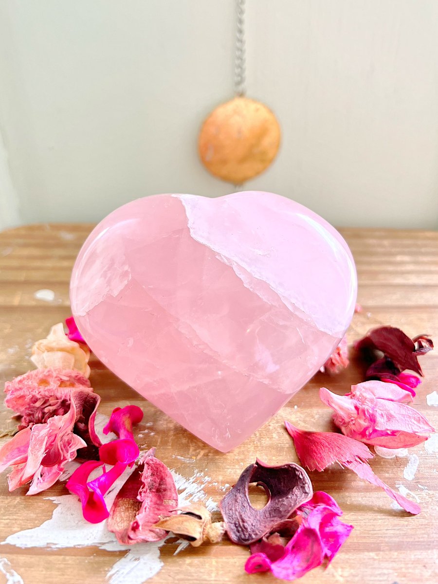 Annabtlouise's tweet photo. Want to support a small woman-owned business and love crystals!? Look no further, Rose and Quartz has ya covered!

You can get Free Shipping w/ $75 and up using code FREE

VIDEOS🧵⬇️

📸: Malachite, Rainbow Moonstone, Star Rose Quartz, Fluorite

https://t.co/cxknqFONvc comes with a gift & sale/next day ship!🤍✨