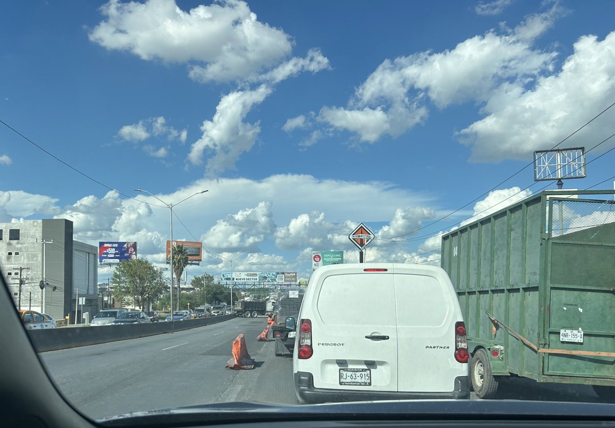 Muy pésima decisión el querer hacer trabajos de pavimentación a las 2 de la tarde en av. Miguel aleman. Esto generando retraso de más de 1 hora hacia Apodaca. Por esto mismo, ya generó tráfico también rumbo a Monterrey. 2 carriles cerrados. <a href="/Cicmty/">CIC</a> <a href="/MtyFollow/">MtyFollow®</a> <a href="/Apodaca_News/">APODACA NEWS</a>