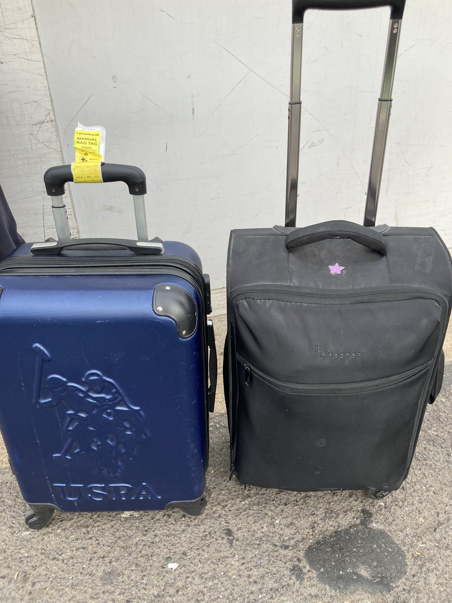 genpurpleriddi's tweet photo. @askryanair- why would you make us pay for a bag which is within your guidelines- charge some people and not charge others? Give me the answer. See the proof!!! https://t.co/zpnfgvpJXa