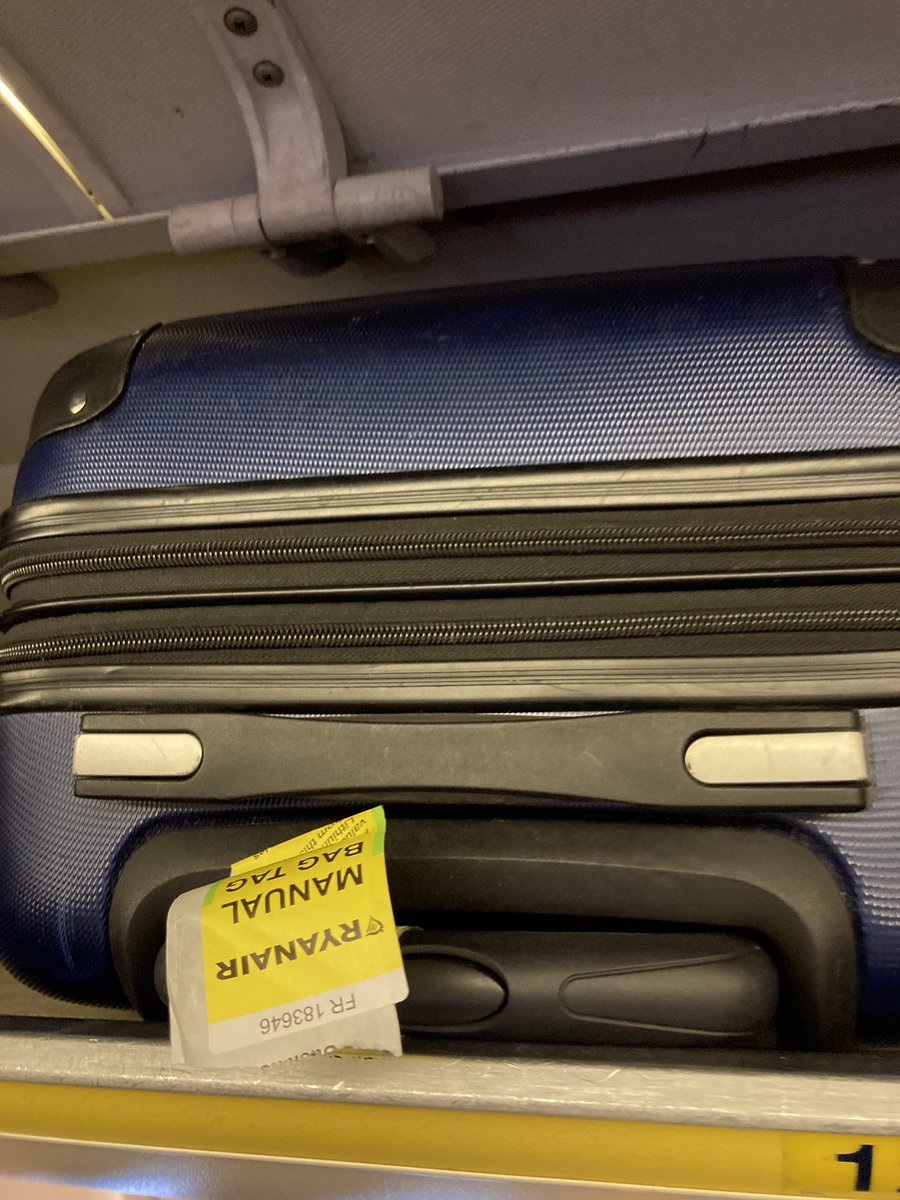 genpurpleriddi's tweet photo. @askryanair- why would you make us pay for a bag which is within your guidelines- charge some people and not charge others? Give me the answer. See the proof!!! https://t.co/zpnfgvpJXa