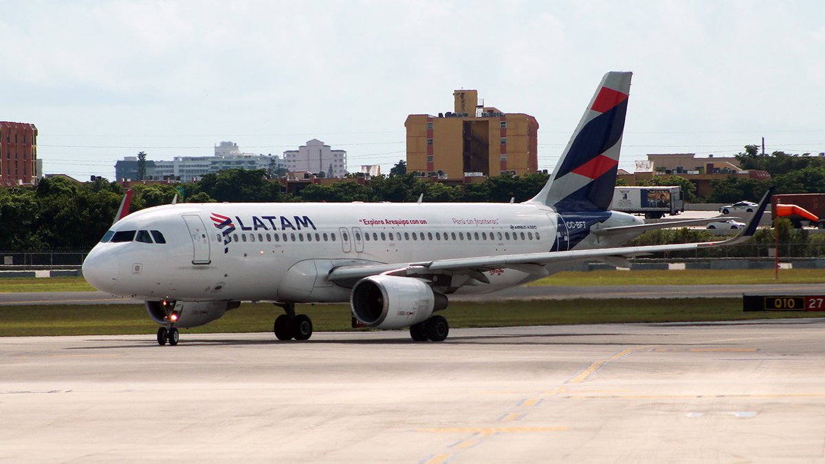 n_larenas's tweet photo. LATAM Airlines Ecuador, a partir de hoy, incrementó 7.200 asientos en su oferta doméstica, gracias a la incorporación de un avión de mayor capacidad en su flota 👇https://t.co/7AkCBKKanJ https://t.co/8uFoCzHbih