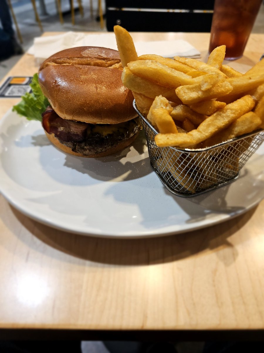 tagnar's tweet image. Getting a bite to eat while waiting for this flight to Dallas because I don't arrive until 5 hours later.

#nomnoms   #catchthesesflights