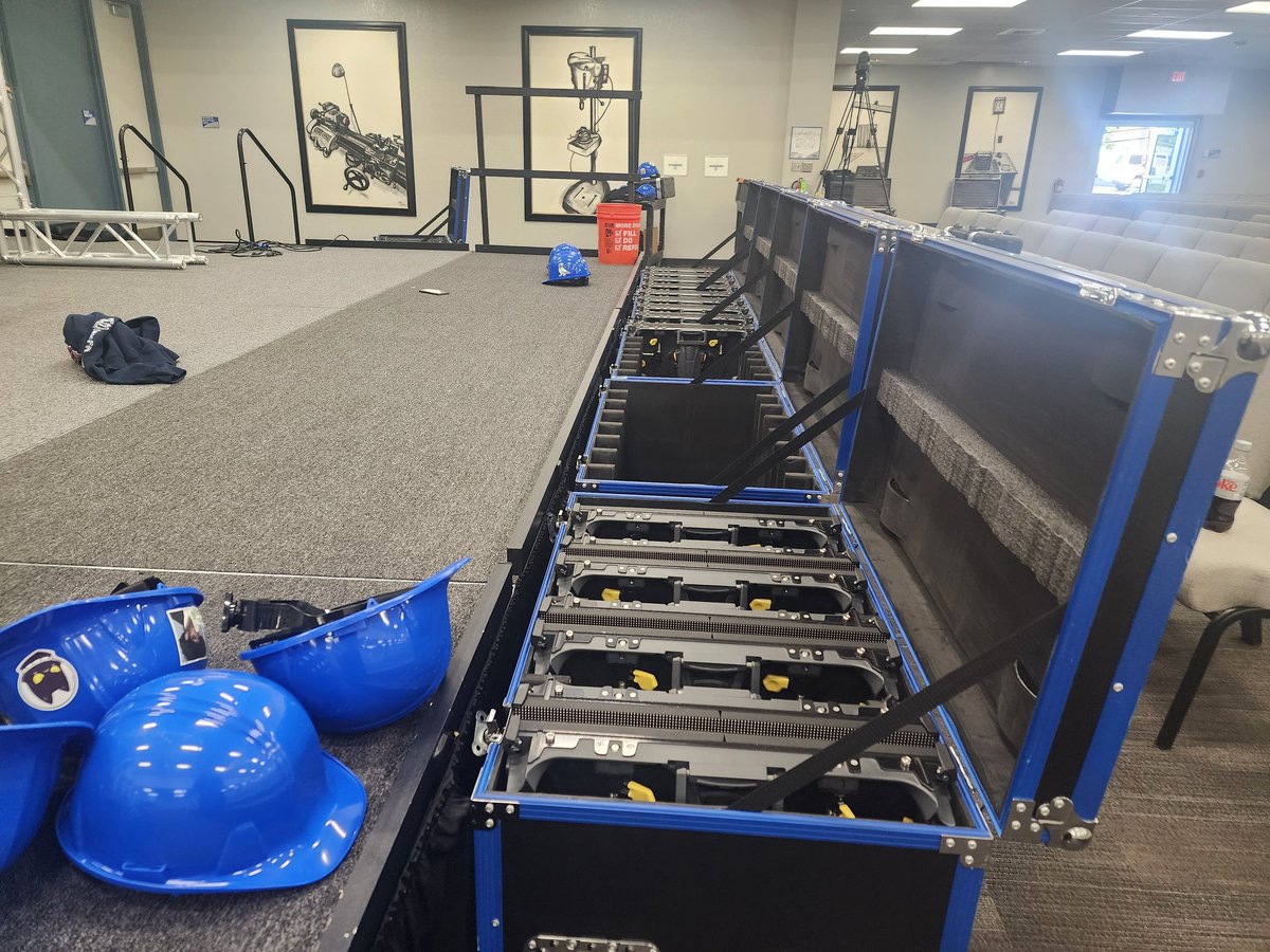 yshimojyo's tweet photo. The ALL girls team building the LED Wall in preparation of #STEPCon! Wow! @Society4Science @step_stem_ie @RCOESTEM @ValVerdeUSD https://t.co/oKuaTe8FR9